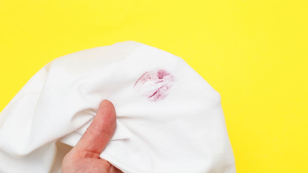 ¿Cómo quitar las manchas del maquillaje de la ropa?