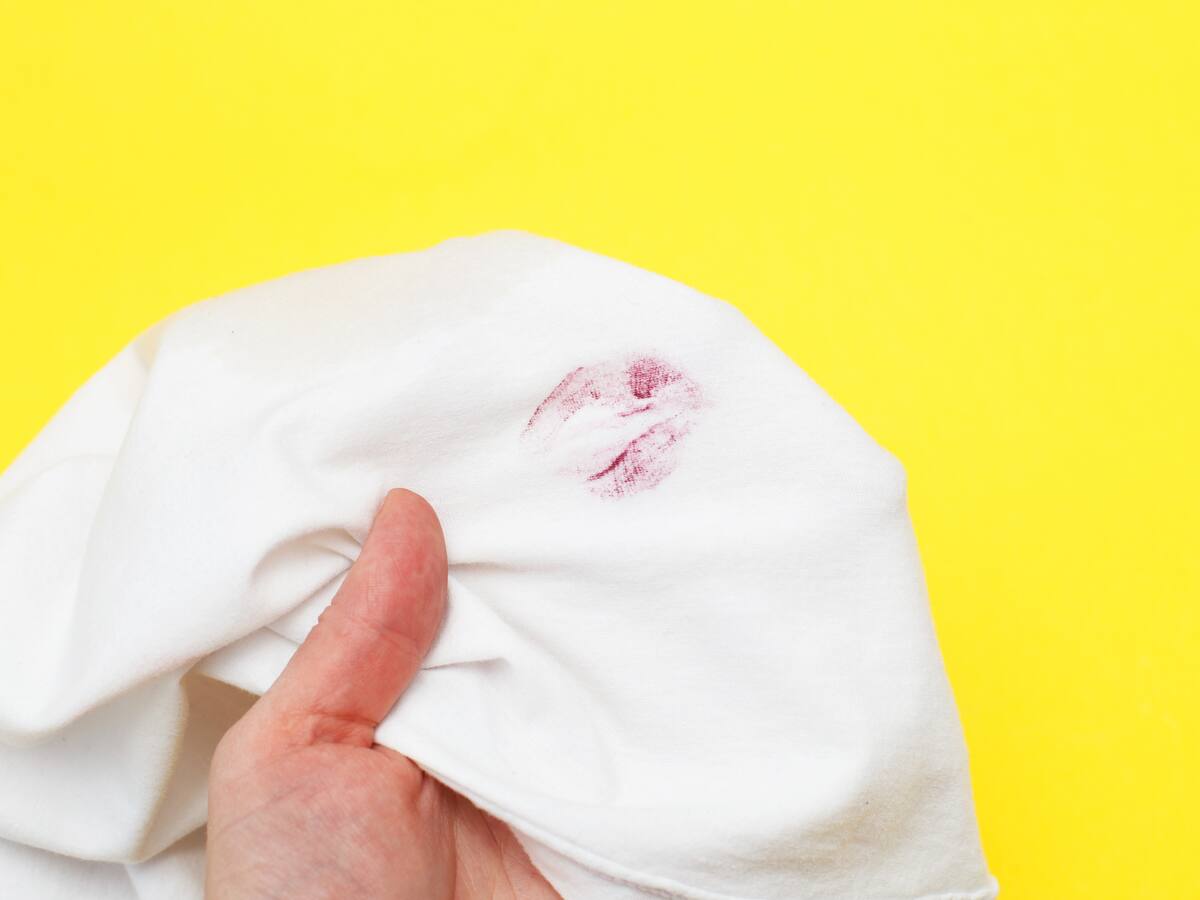 ¿Cómo quitar las manchas del maquillaje de la ropa?