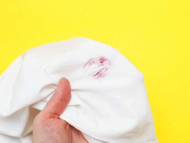 ¿Cómo quitar las manchas del maquillaje de la ropa?