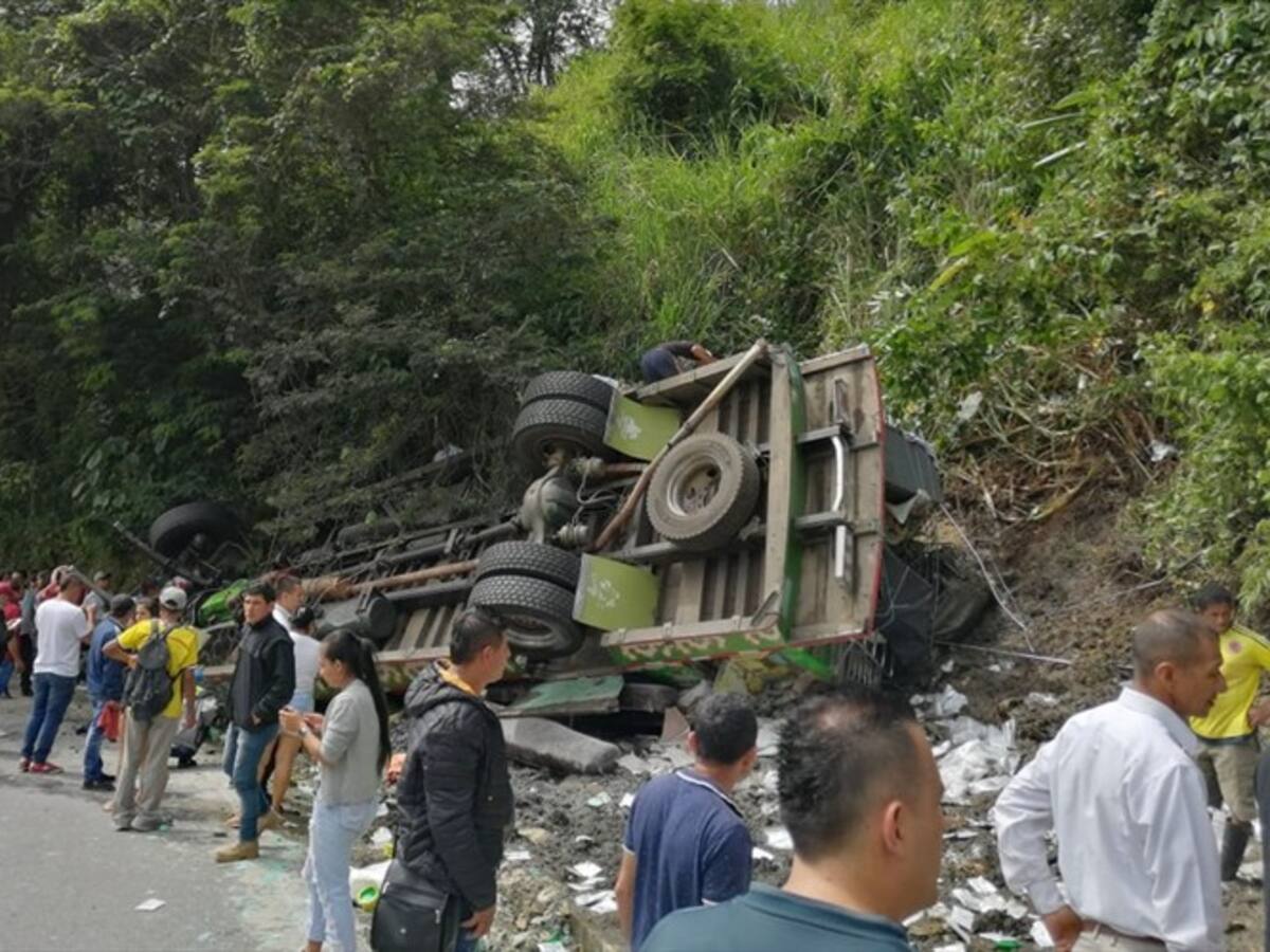 Accidente de un bus escalera deja ocho muertos y 11 heridos
