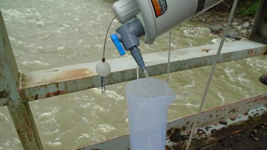 Fueron recolectadas muestras ambientales, evidencias físicas y documentales, y testimonios que ponen de manifiesto la grave situación del río Cauca. Foto: Fiscalía