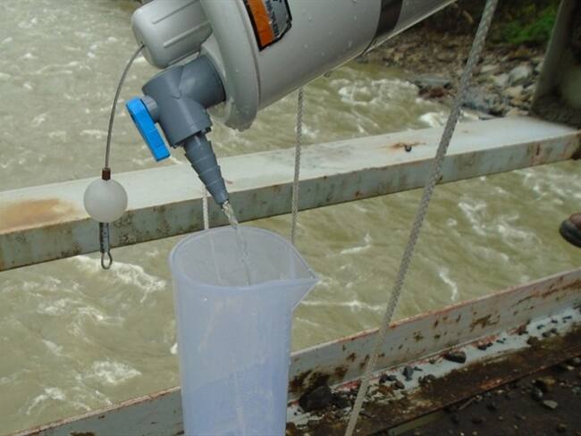 Fueron recolectadas muestras ambientales, evidencias físicas y documentales, y testimonios que ponen de manifiesto la grave situación del río Cauca. Foto: Fiscalía