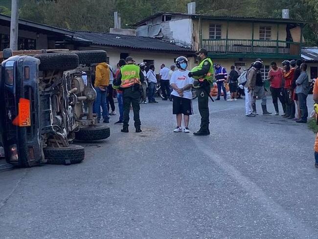 Grave accidente de tránsito en vías del norte de Caldas. Foto: Tomada por el Subcomandante de Bomberos de Aranzau, Andrés Felipe Velásquez.