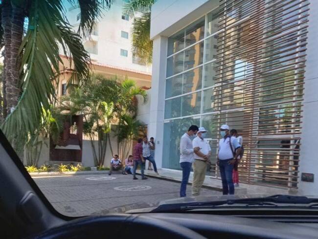 Aglomeraciones como esta se ven con frecuencia a las afueras del edificio, esperando para entrar al apartamento de la senadora Galvis. Crédito: Cortesía.