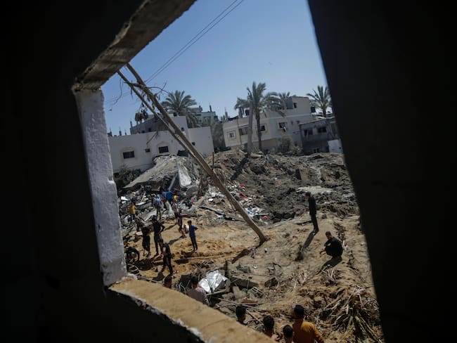 Deir Al Balah, Southern Gaza (---), 04/04/2024.- A view of the destroyed house of the Abu Al Jidyan family after an Israeli air strike in Deir Al Balah, southern Gaza Strip, 04 April 2024. More than 32,900 Palestinians and over 1,450 Israelis have been killed, according to the Palestinian Health Ministry and the Israel Defense Forces (IDF), since Hamas militants launched an attack against Israel from the Gaza Strip on 07 October 2023, and the Israeli operations in Gaza and the West Bank which followed it. EFE/EPA/MOHAMMED SABER