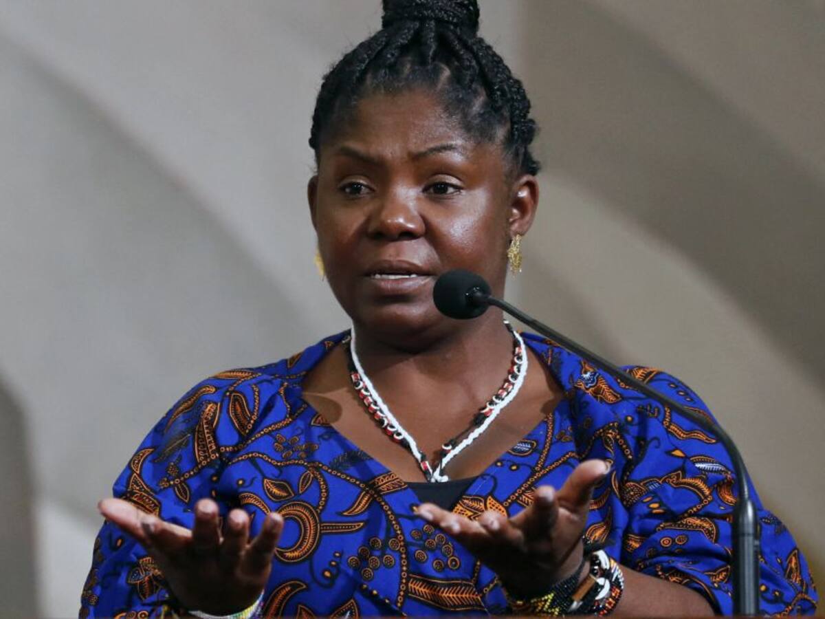 Aplazan acusación contra mujer que insultó a Francia Márquez