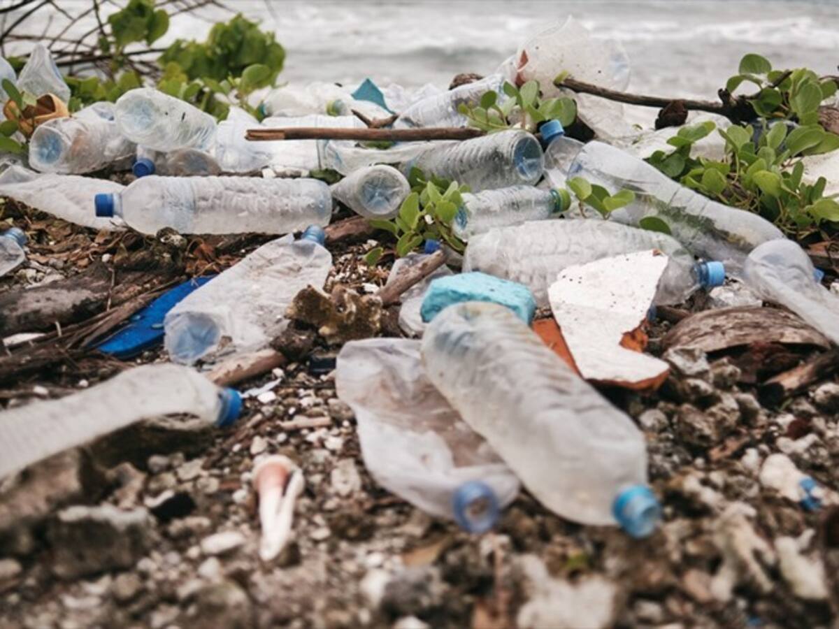 Diseñan un reactor para transformar residuos plásticos en combustibles líquidos