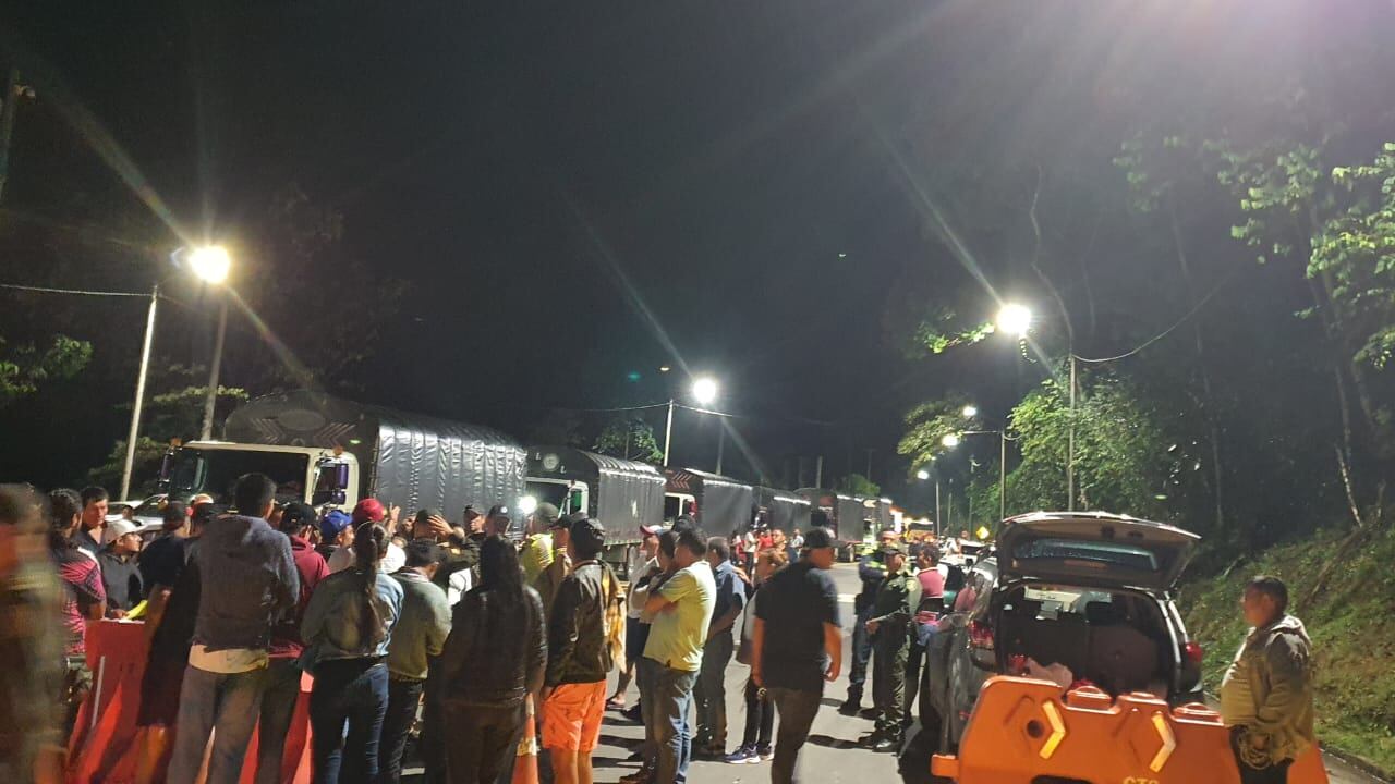En San Luis de Gaceno (Boyacá), manifestantes bloquean el paso de vehículos entre Boyacá y Casanare por la puesta en funcionamiento del peaje. / Foto. Cortesía