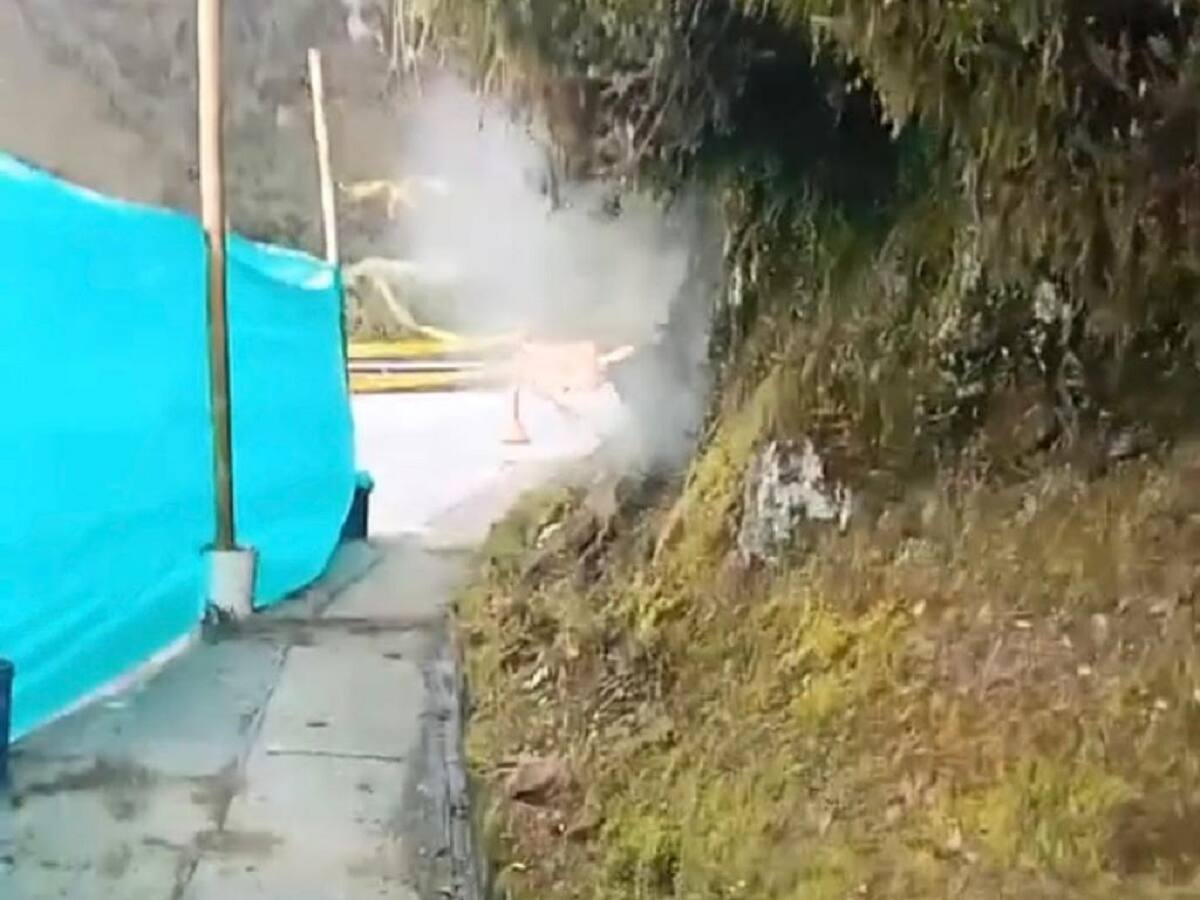 En Caldas investigan emanación de gases y vapores de una montaña en la vía hacia a Bogotá