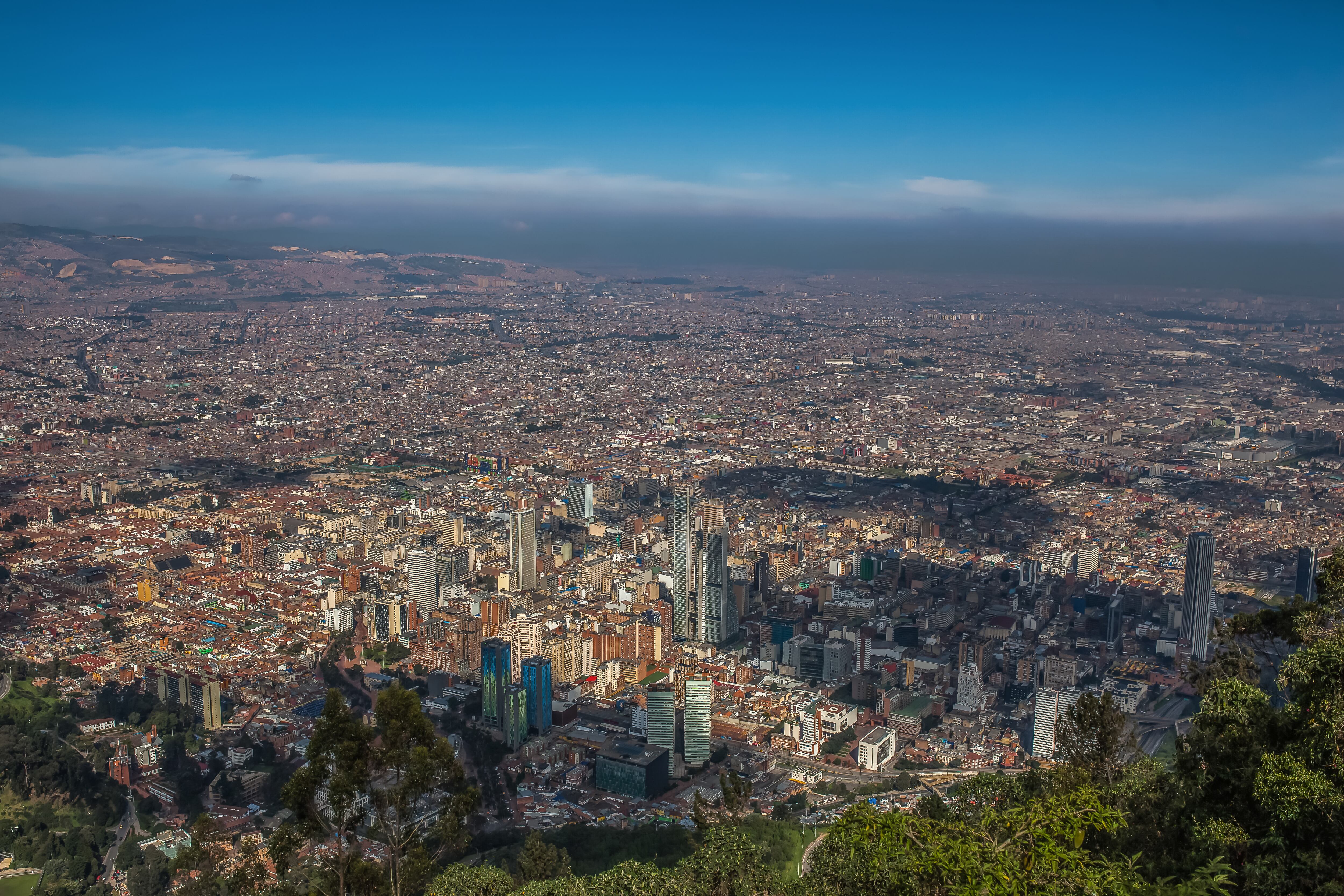 Vista panorámica desde el cerro de Monserrate en la ciudad de Bogotá (Foto vía GettyImages)