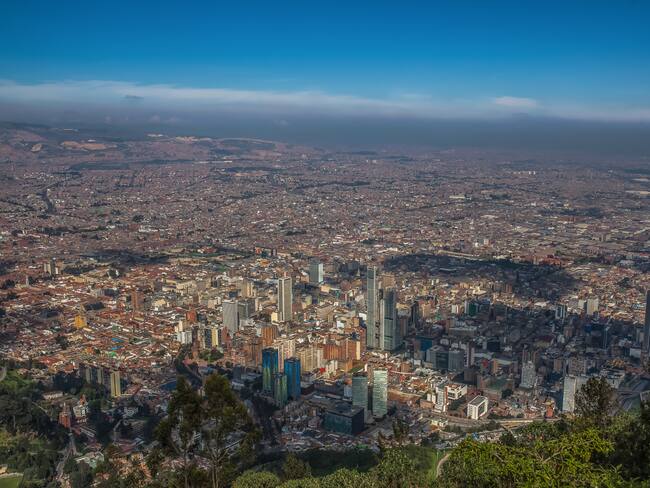 Vista panorámica desde el cerro de Monserrate en la ciudad de Bogotá (Foto vía GettyImages)