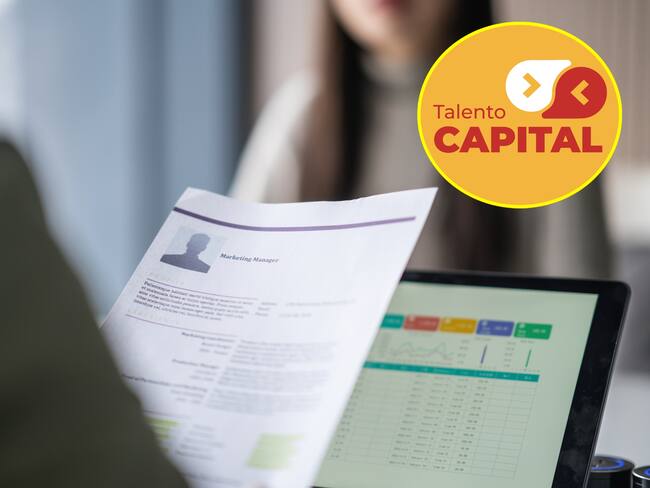 Hoja de vida. I Foto: Getty Images. Logo de Talento Capital. I Foto: https://www.agenciaatenea.gov.co/posmedia
