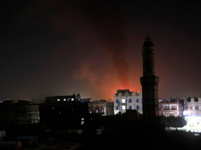 Sana'a (Yemen), 24/02/2024.- Smokes rise from a Houthi position following US and UK strikes in Sana'a, Yemen, 24 February 2024. The US and Britain conducted new strikes against Yemen's Houthi positions in the capital Sana'a in response to increased Houthi attacks on shipping in the Red Sea and the Gulf of Aden, Houthis-run al-Masirah TV reported. The US-led coalition continues to strike Houthi targets in Yemen as it seeks to degrade the Houthis' abilities to attack commercial shipping vessels amid high tensions in the Middle East. In light of increased maritime security threats, the US designation of the Houthis as a 'Specially Designated Global Terrorist Group' went into effect on 16 February. (Terrorista, Reino Unido) EFE/EPA/YAHYA ARHAB
