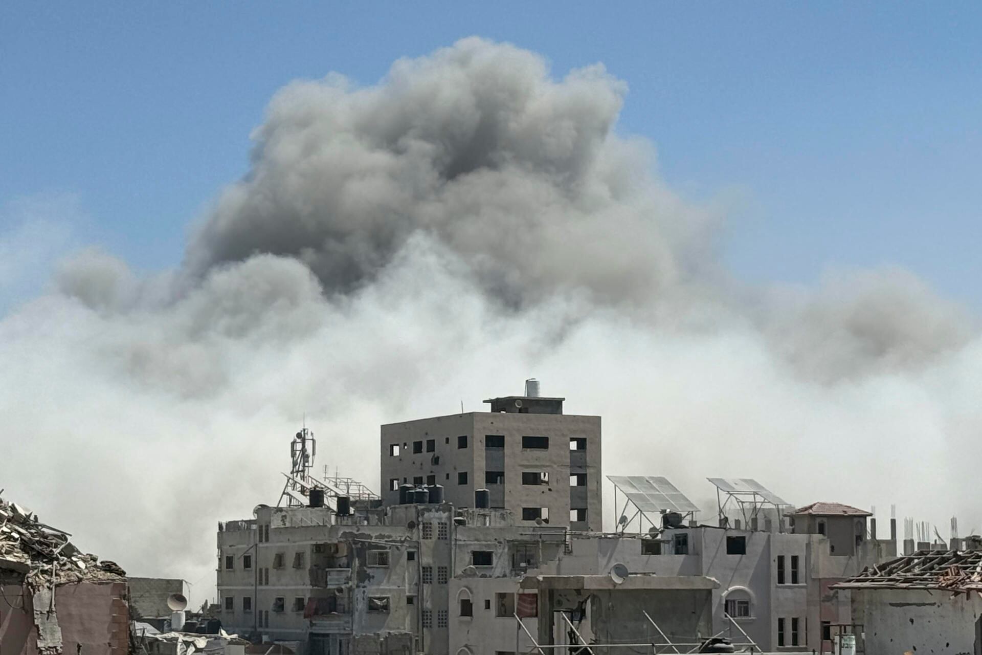 Reportan al menos 10 muertos en nuevos bombardeos israelíes en ciudad de Gaza. EFE/ Ahmad Awad