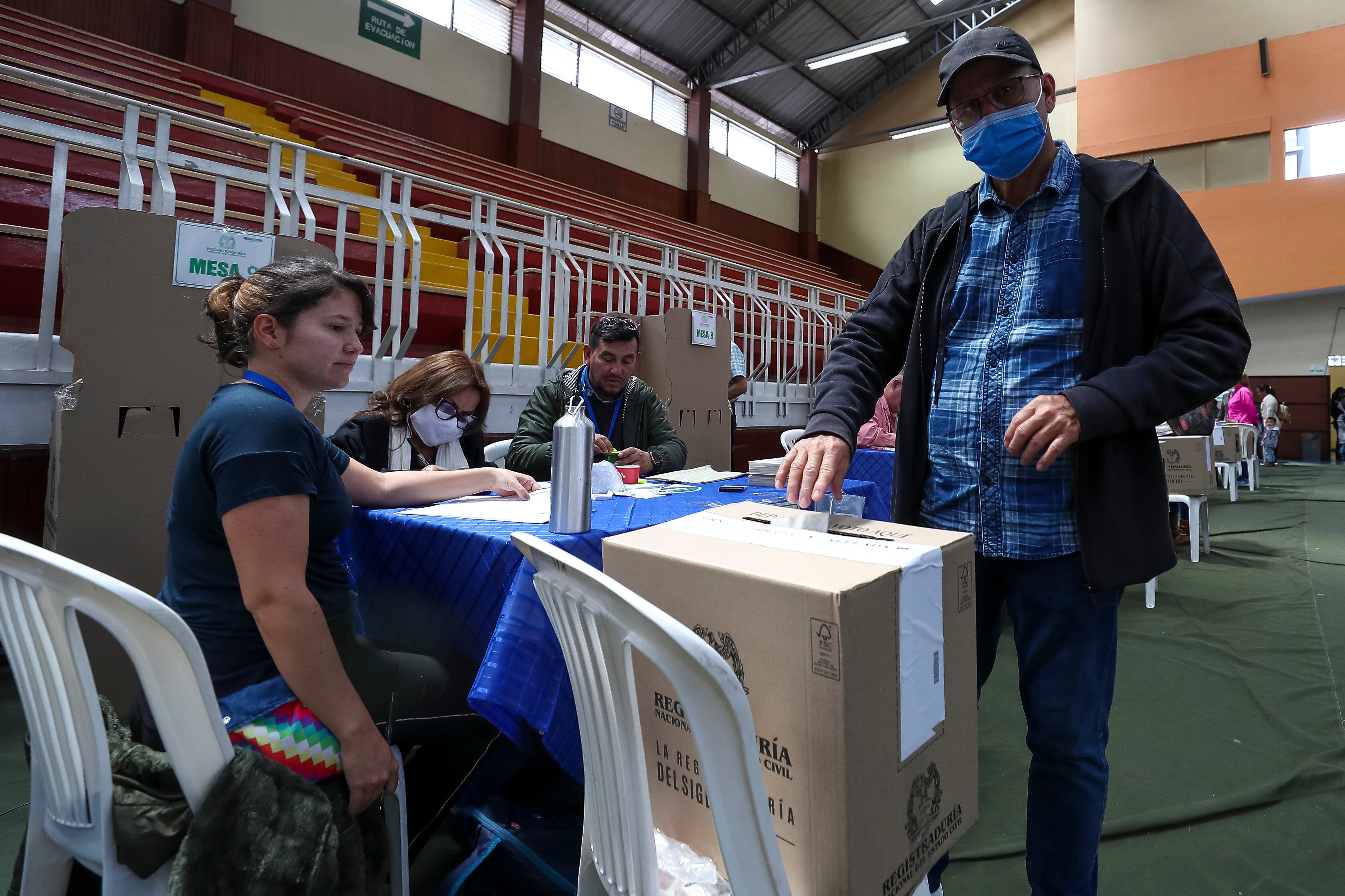 Colombiano votando en Ecuador. EFE