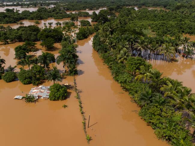 AME8445. AGUACATE (REPÚBLICA DOMINICANA), 20/11/2023.- Fotografía aérea de los campos y la carretera Circunvalación de Santo Domingo, afectados por las intensas lluvias caídas desde el pasado viernes, hoy, en Aguacate (República Dominicana). Las autoridades dominicanas elevaron a 25 el número oficial de fallecidos como consecuencia de las lluvias torrenciales que afectaron a ese país durante el fin de semana y que también han dejado miles de desplazados, daños en viviendas e infraestructuras así como cortes de luz y agua. EFE/ Orlando Barría