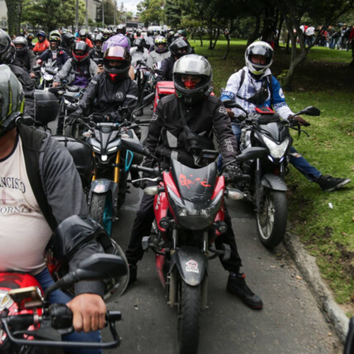 Manifestaciones de motociclistas y docentes en Bogotá colapsaron la movilidad