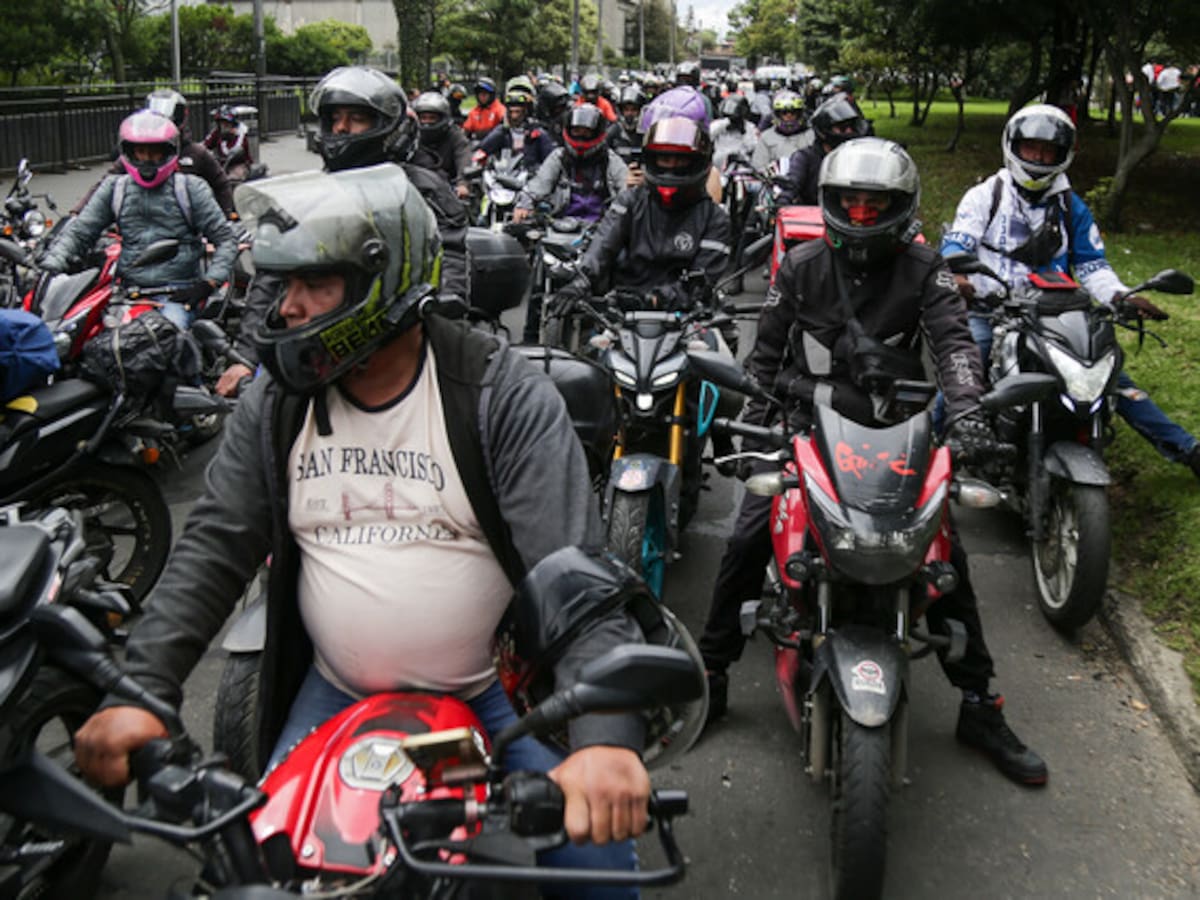 Motociclistas bloquean calles en Bogotá en rechazo a restricción de movilidad