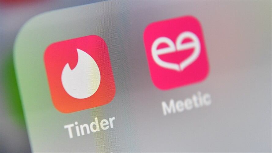 Tinder y Meetic, entre las aplicaciones que le ayudarán a conseguir pareja . Foto: ENIS CHARLET/AFP via Getty Images