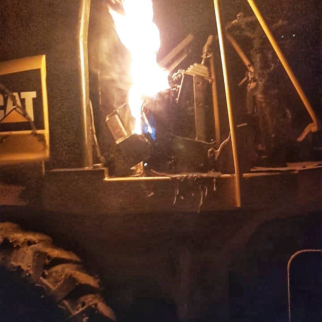 Un vibrocompactador quedó parcialmente destruido. Crédito: Alcaldía de Almaguer.