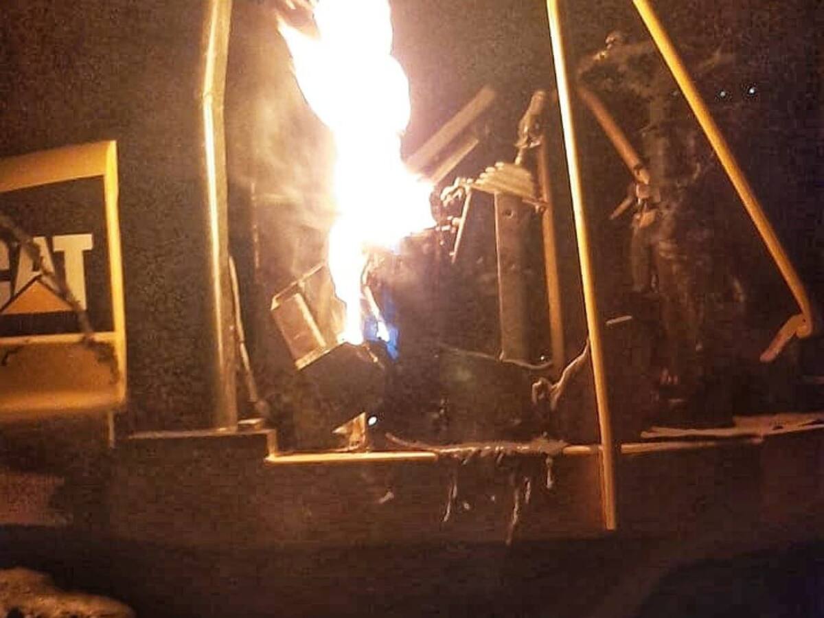 Una máquina con la que adecuaban vías terciarias en el sur del Cauca fue incinerada