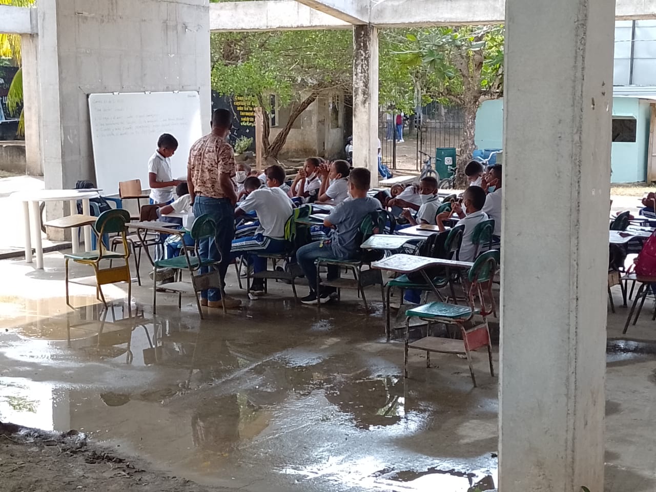 Niños ven clases en un “elefante blanco” en Necoclí, Antioquia. Foto: Redacción W Radio