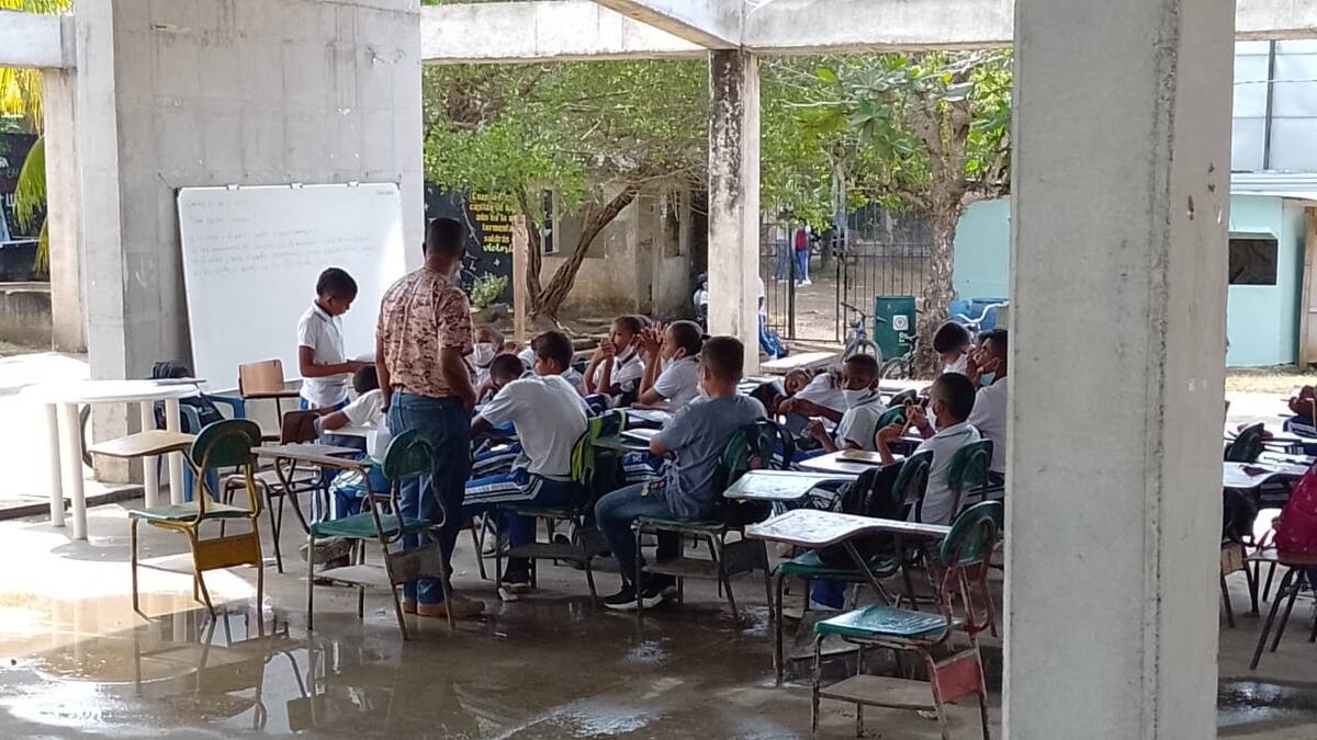 Niños ven clases en un “elefante blanco” en Necoclí, Antioquia