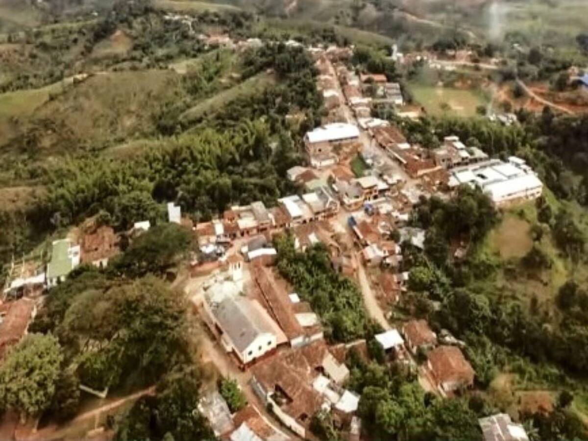 Combates entre disidencias y Ejército dejan varias familias confinadas en Cauca