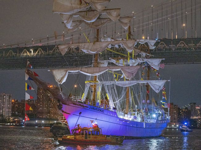 Identifacaron a los dos cadetes que fallecieron en accidente del buque contra puente de Brooklyn. EFE/ Angel Colmenares