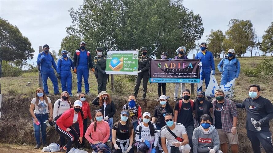 A propósito del día de la tierra, la Policía y Urbaser recolectan 25 toneladas de basura en zonas verdes de Tunja. Foto: Metun