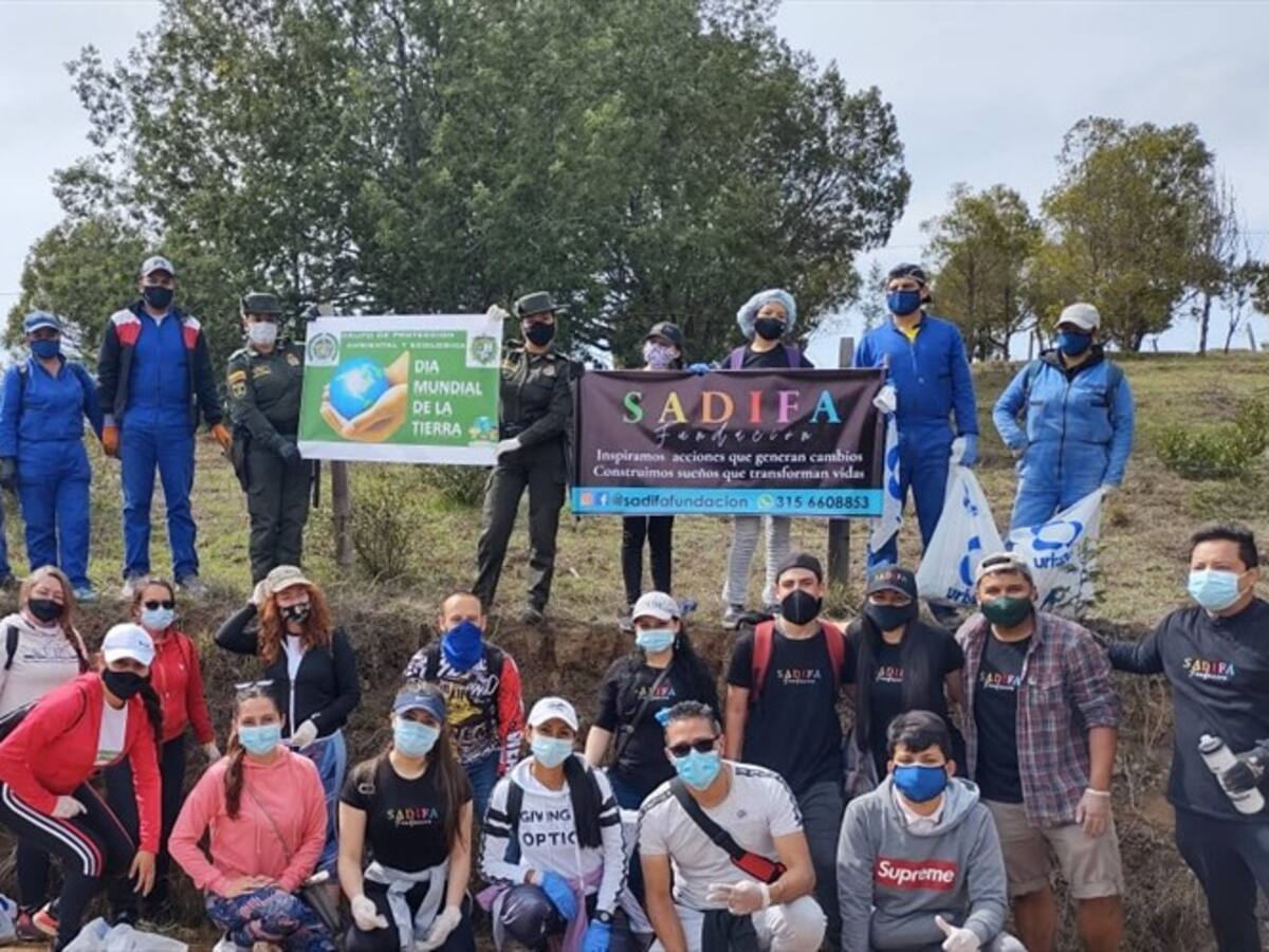 Policías y estudiantes sembraron centenares de árboles en zona rural de Tunja