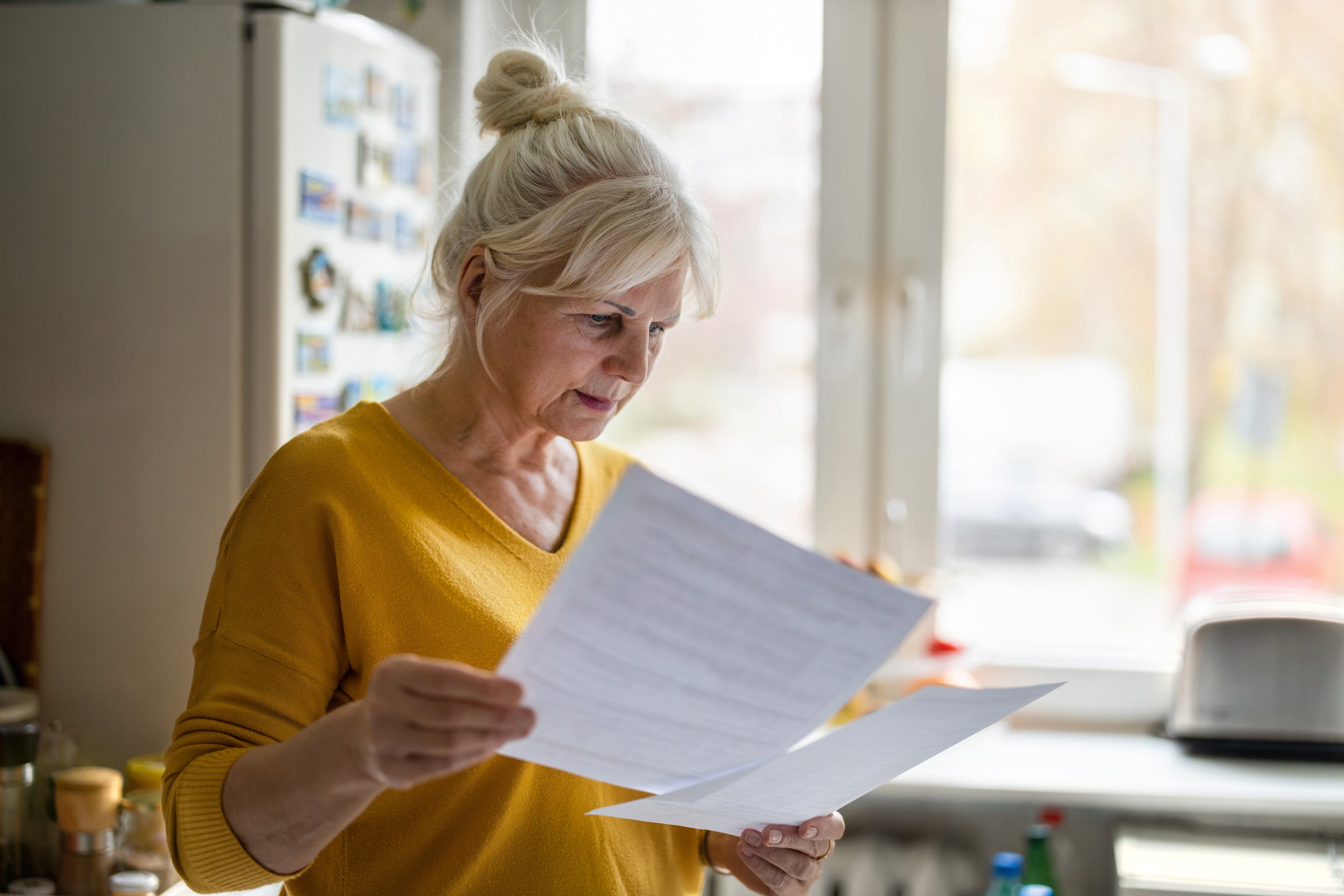Mujer revisando su historial de pensiones (Foto vía GettyImages)