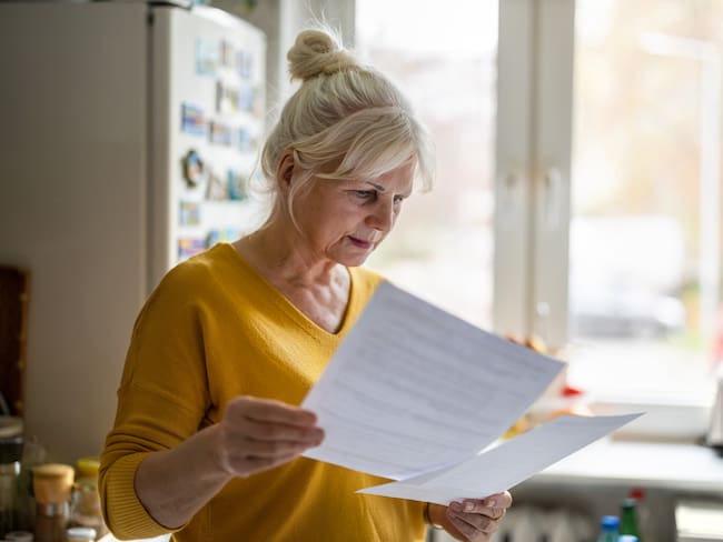 Mujer revisando su historial de pensiones (Foto vía GettyImages)
