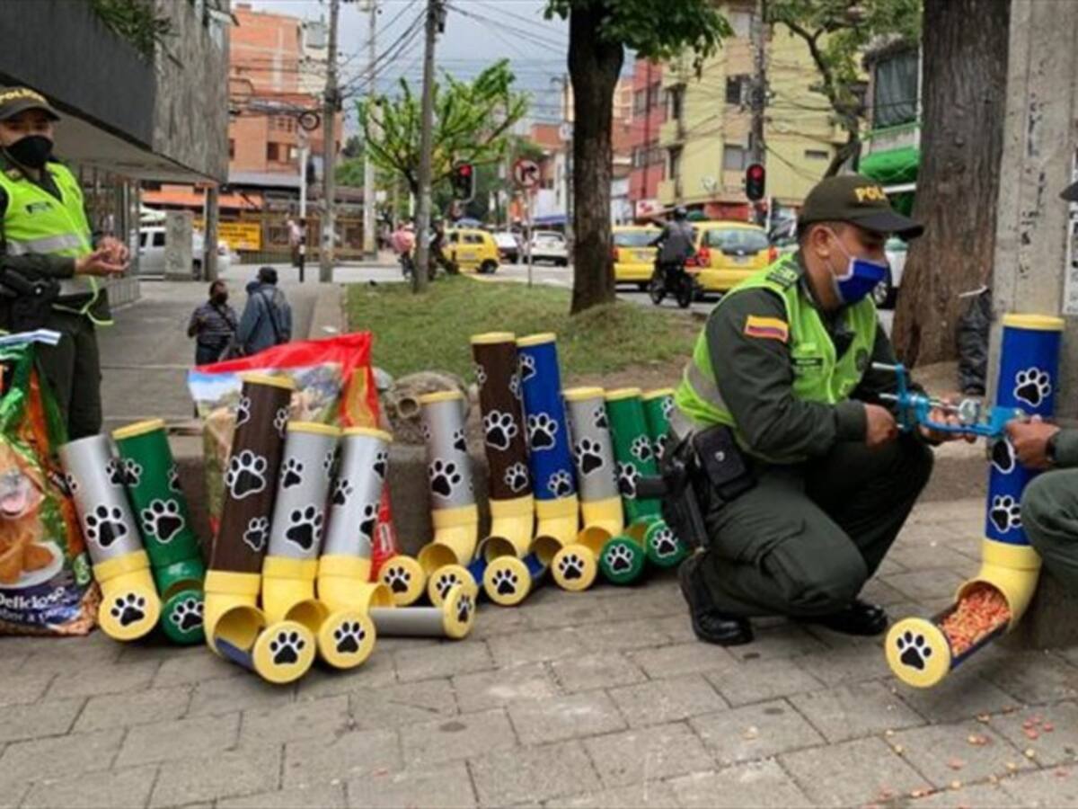 Policía fabricó dispensadores de comida para animales abandonados en Medellín