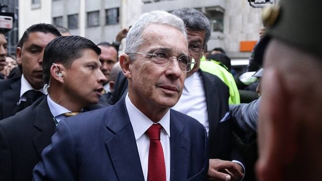 El tribunal transicional rescató que durante los ocho años de gobierno de Álvaro Uribe las operaciones militares replegaron a las Farc a los límites geográficos de la nación. Foto: Colprensa / DIEGO PINEDA
