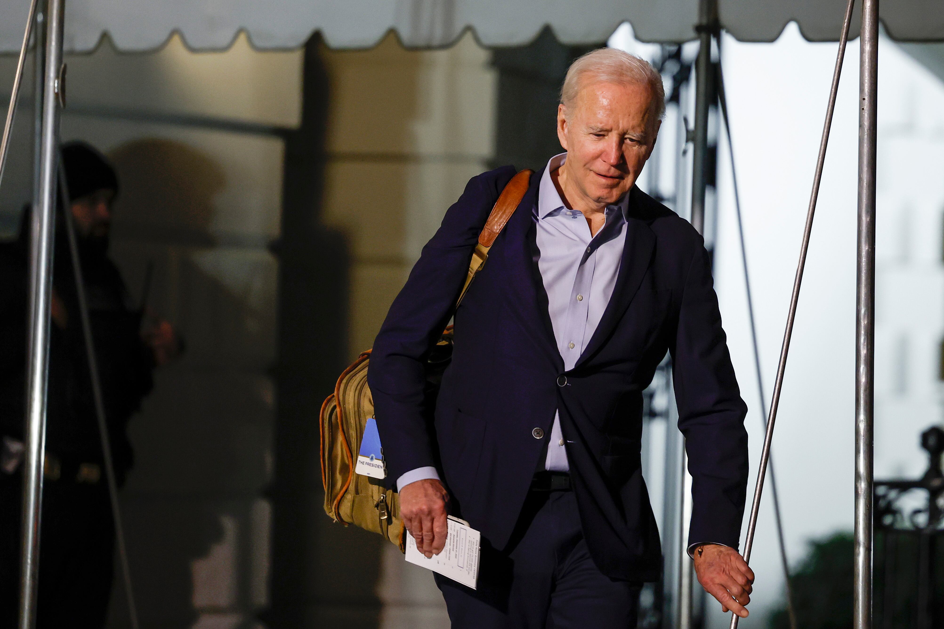 El presidente de EE. UU., Joe Biden, camina para hablar con los reporteros mientras él y la primera dama, Jill Biden, salen de la Casa Blanca. Foto de Anna Moneymaker/Getty Images.