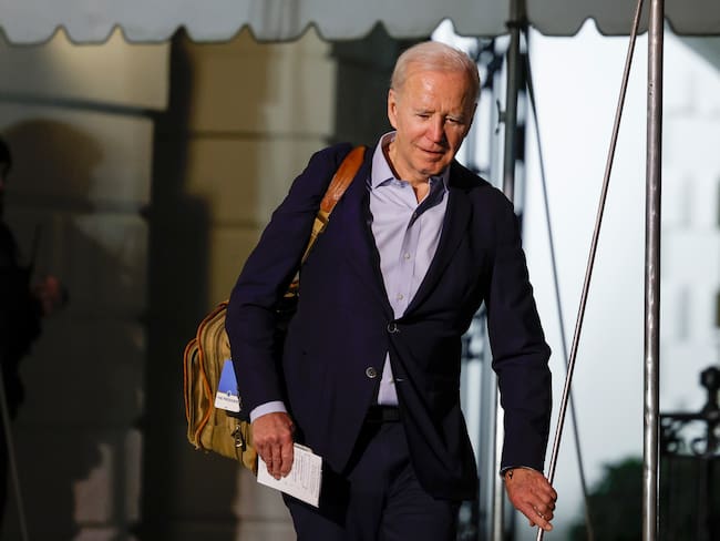 El presidente de EE. UU., Joe Biden, camina para hablar con los reporteros mientras él y la primera dama, Jill Biden, salen de la Casa Blanca. Foto de Anna Moneymaker/Getty Images.