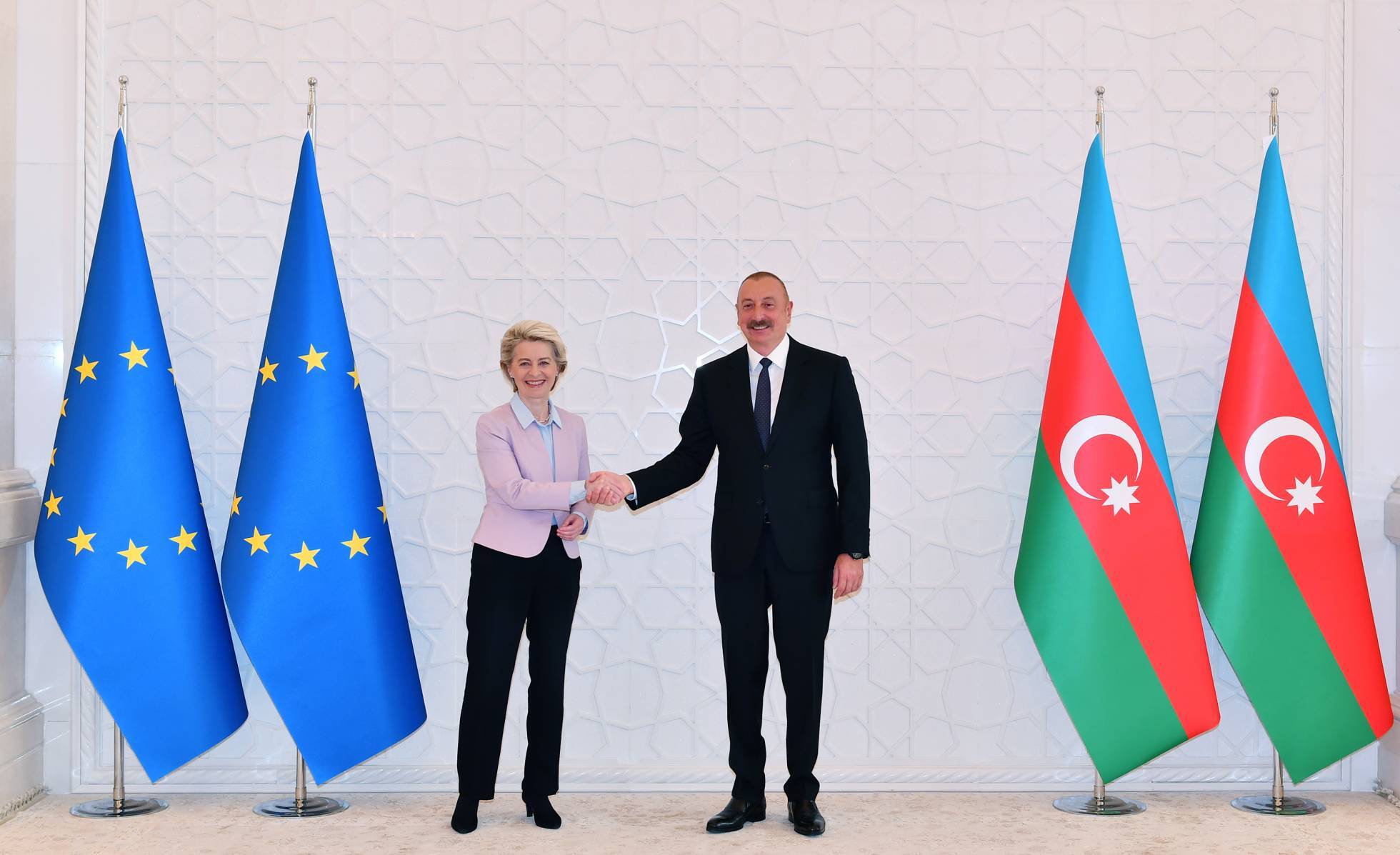 El presidente de Azerbaiyán, Ilham Aliyev, y la presidenta de la Comisión Europea, Ursula Von der Leyen, firman un memorando de entendimiento sobre el aumento de la importación de gas natural azerí, el 18 de julio de 2022. (Photo by Presidency of Azerbaijan/Anadolu Agency via Getty Images)