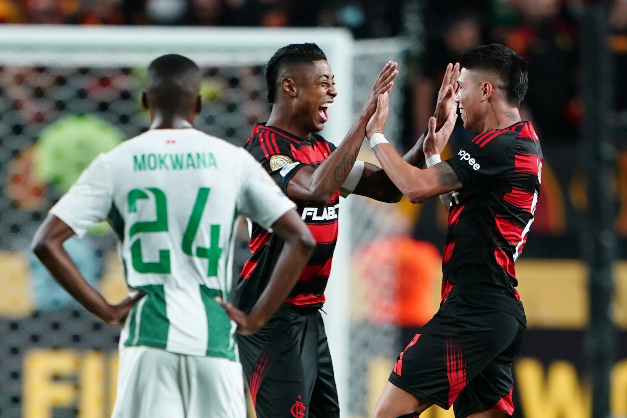 PHILDELPHIA (United States), 17/06/2025.- Luiz Araujo (R) of Flamengo celebrates after scoring against Esperance de Tunis during the FIFA Club World Cup group match between Flamengo and Esperance de Tunis in Philadelphia, Pennsylvania, USA, 16 June 2025. (Mundial de Fútbol, Filadelfia, Túnez) EFE/EPA/WILL OLIVER