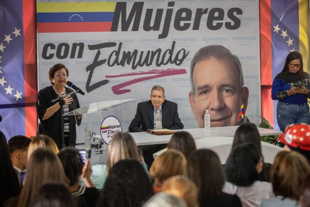 Edmundo González Urrutia, candidato de la coalición opositora Plataforma Unitaria para la elección presidencial de Venezuela prevista para el 28 de julio, durante un acto con mujeres. Foto: prensa de Edmundo González Urrutia.