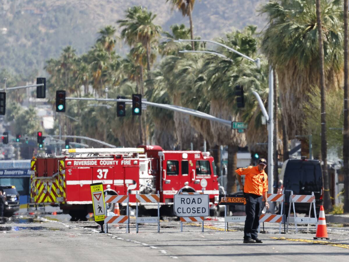 Avioneta que se estrelló en un barrio de California dejó dos muertos y ocho heridos