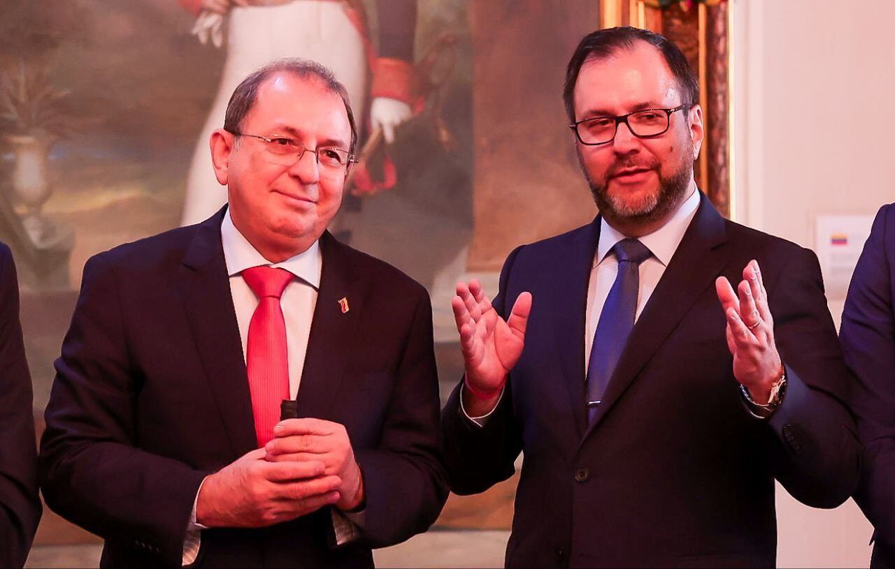 Viceministro de Relaciones Exteriores de Colombia, Jorge Rojas Rodríguez y el canciller venezolano, Yván Gil durante reunión en Caracas. Foto Cancillería venezolana.