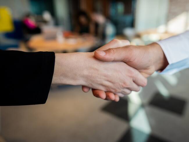 Imagen de referencia de trato entre personas. Foto: Getty Images.