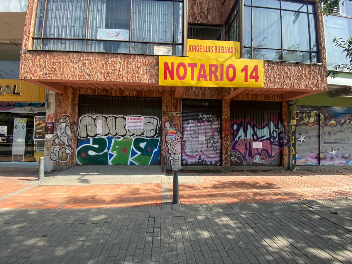 Notaría 14 con las puertas cerradas y con los documentos de las personas