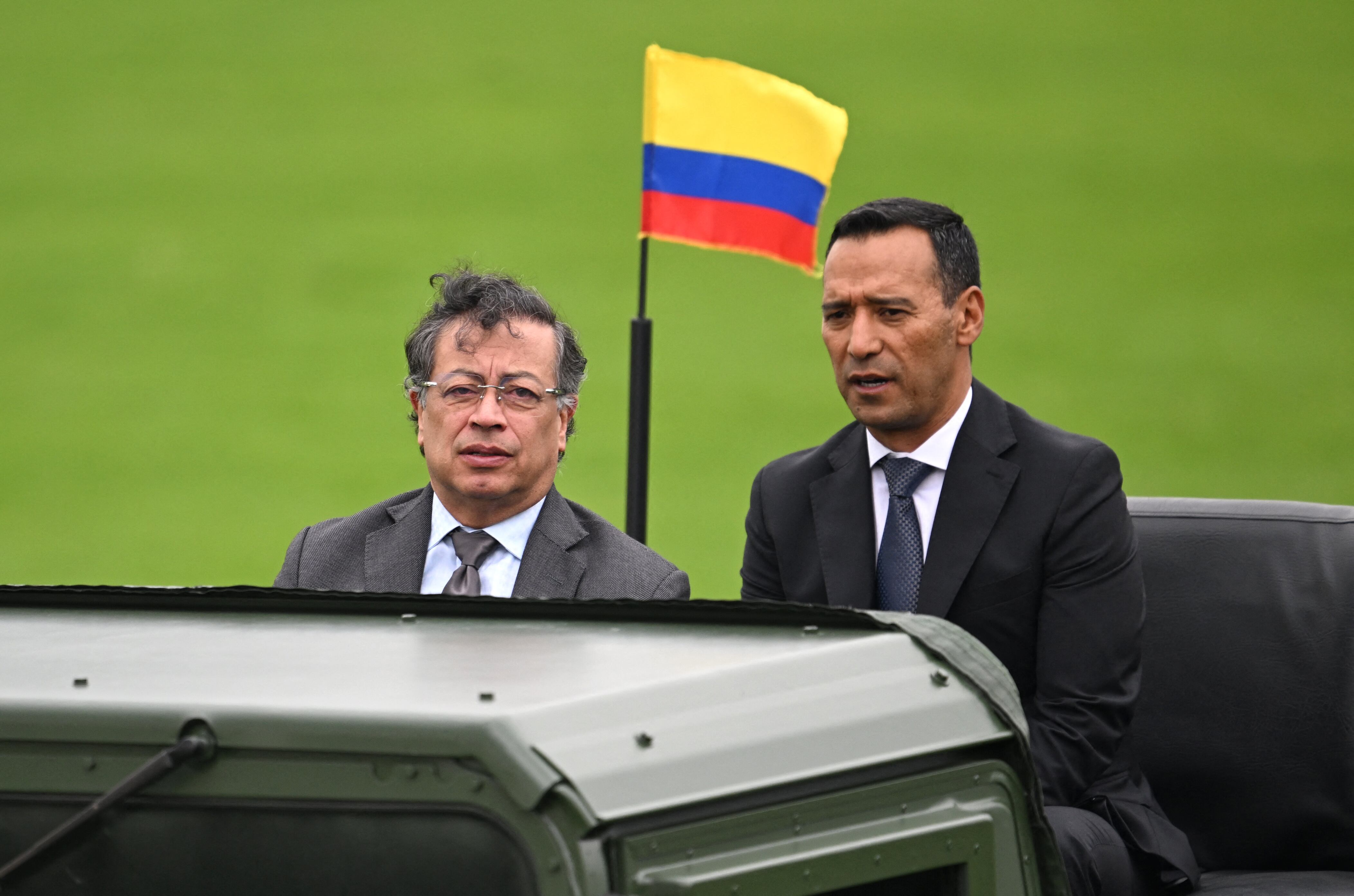 Presidente Gustavo Petro y el ministro de Defensa, General Pedro Sanchez.  (RAUL ARBOLEDARAUL ARBOLEDA/AFP via Getty Images)