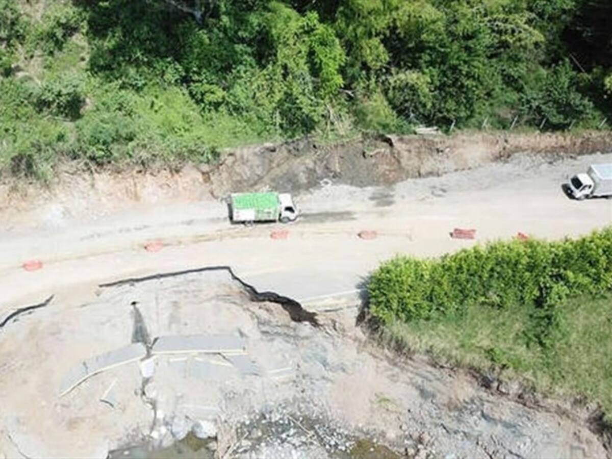 Invías habilitó paso a un carril en zona afectada de la vía Apía-La Virginia