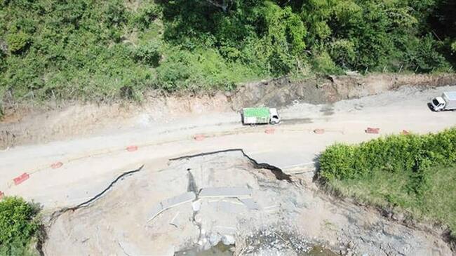 Invías habilitó paso a un carril en zona afectada de la vía Apía-La Virginia. Foto: Mintransporte
