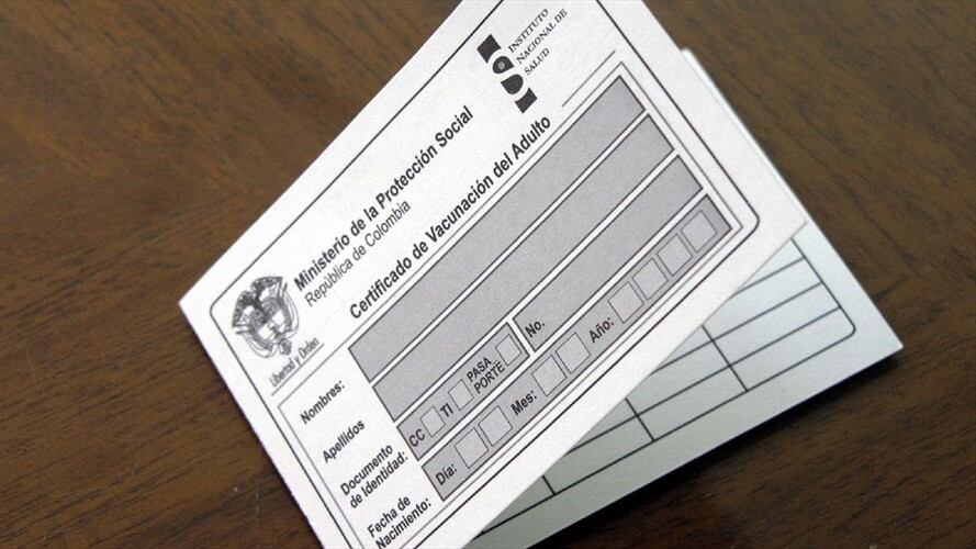 Carné de vacunación contra el COVID-19. Foto: JUAN MANUEL BARRERO-COLPRENSA