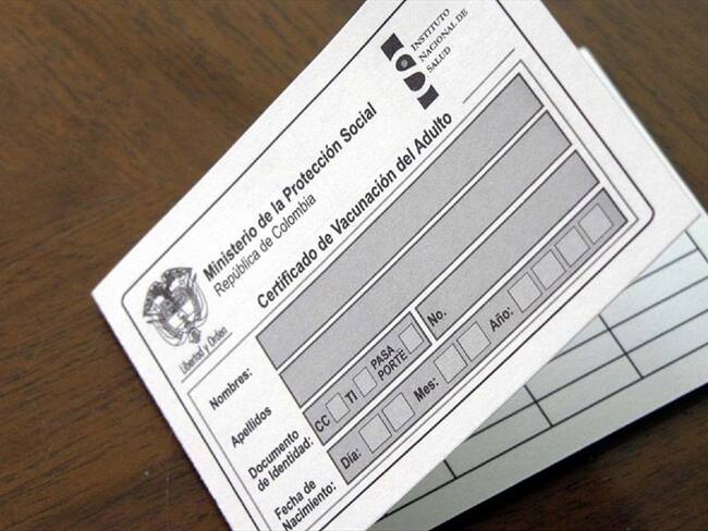 Carné de vacunación contra el COVID-19. Foto: JUAN MANUEL BARRERO-COLPRENSA
