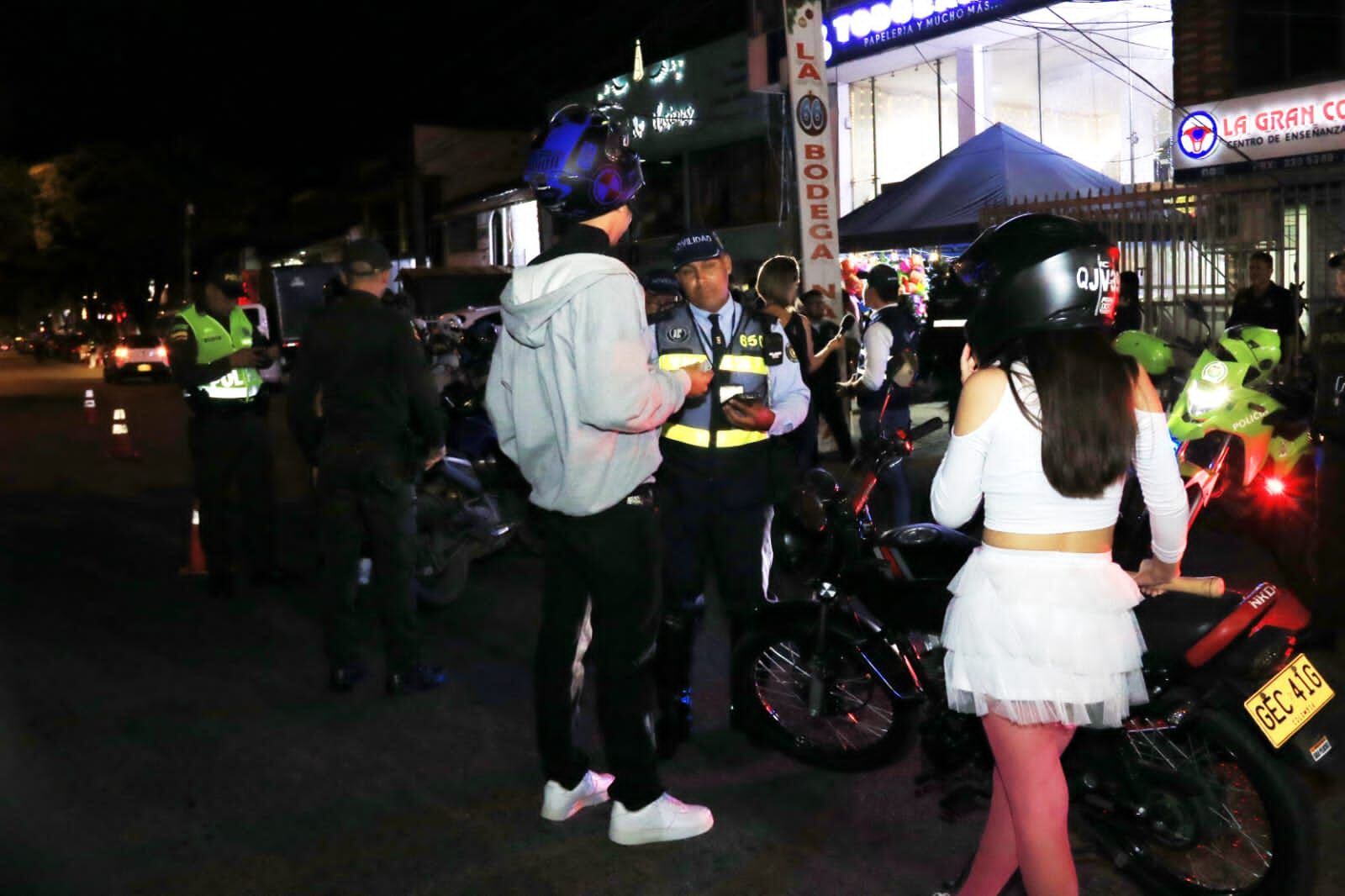 Tras la intervención de las caravanas, fueron incautadas 15 armas de fuego, 27 traumáticas y 307 armas blancas. Foto: Sec.a Movilidad Cali.